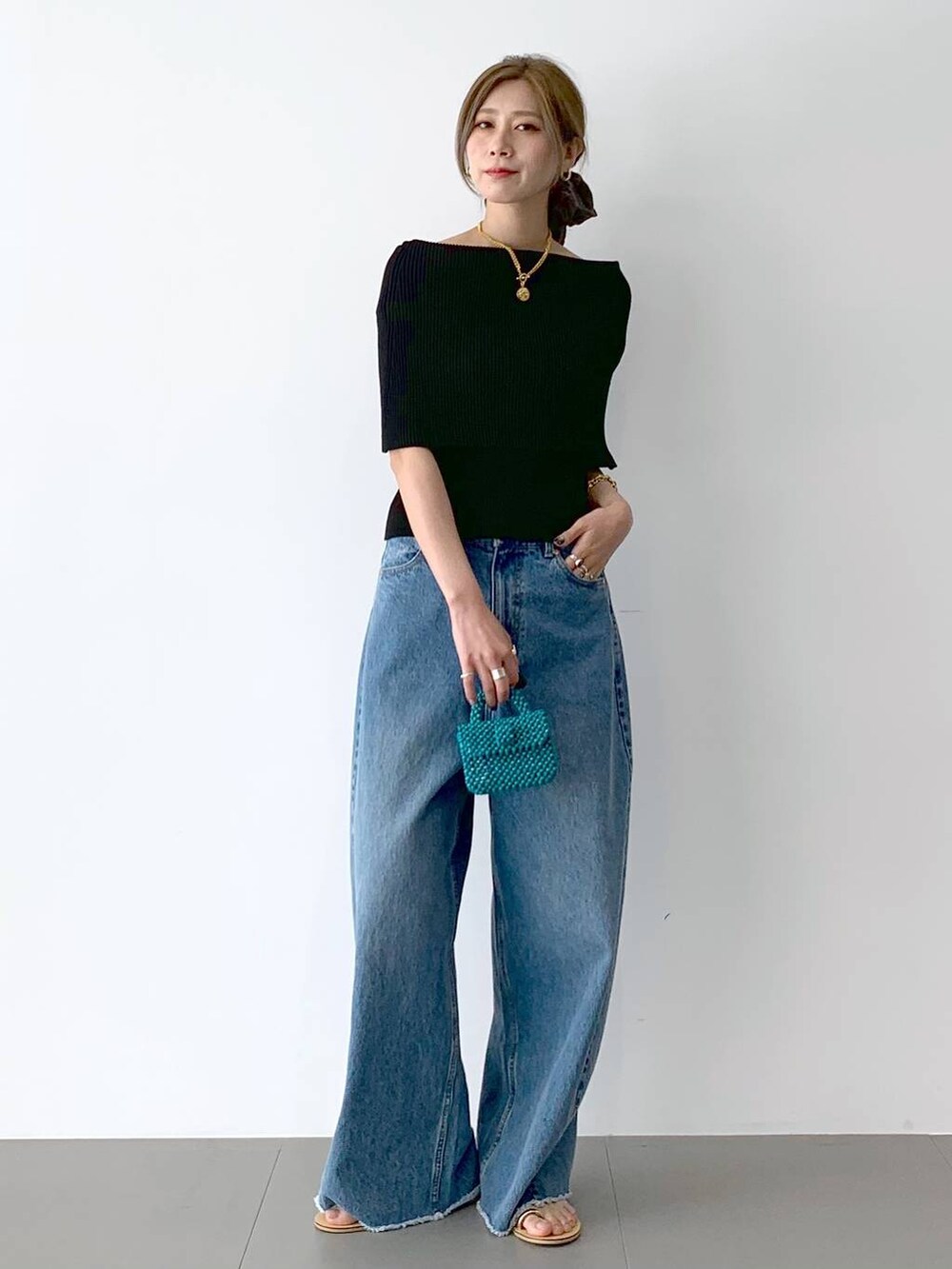 ベージュ系のサンダル、ブルー系のデニムパンツ、ブラック系のTシャツ/カットソーを着用したレディースの夏コーディネートの7枚目の写真