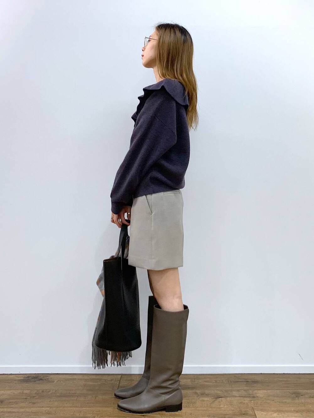 ブラック系のトートバッグ、グレー系のニット/セーター、ベージュ系のその他パンツを着用したレディースの秋コーディネートの3枚目の写真