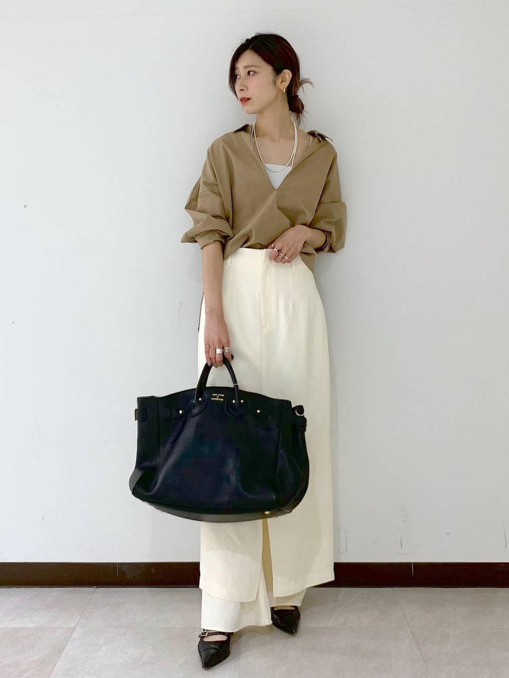 ホワイト系のキャミソール、ホワイト系のスカート、ホワイト系のその他パンツを着用したレディースの秋コーディネートの2枚目の写真