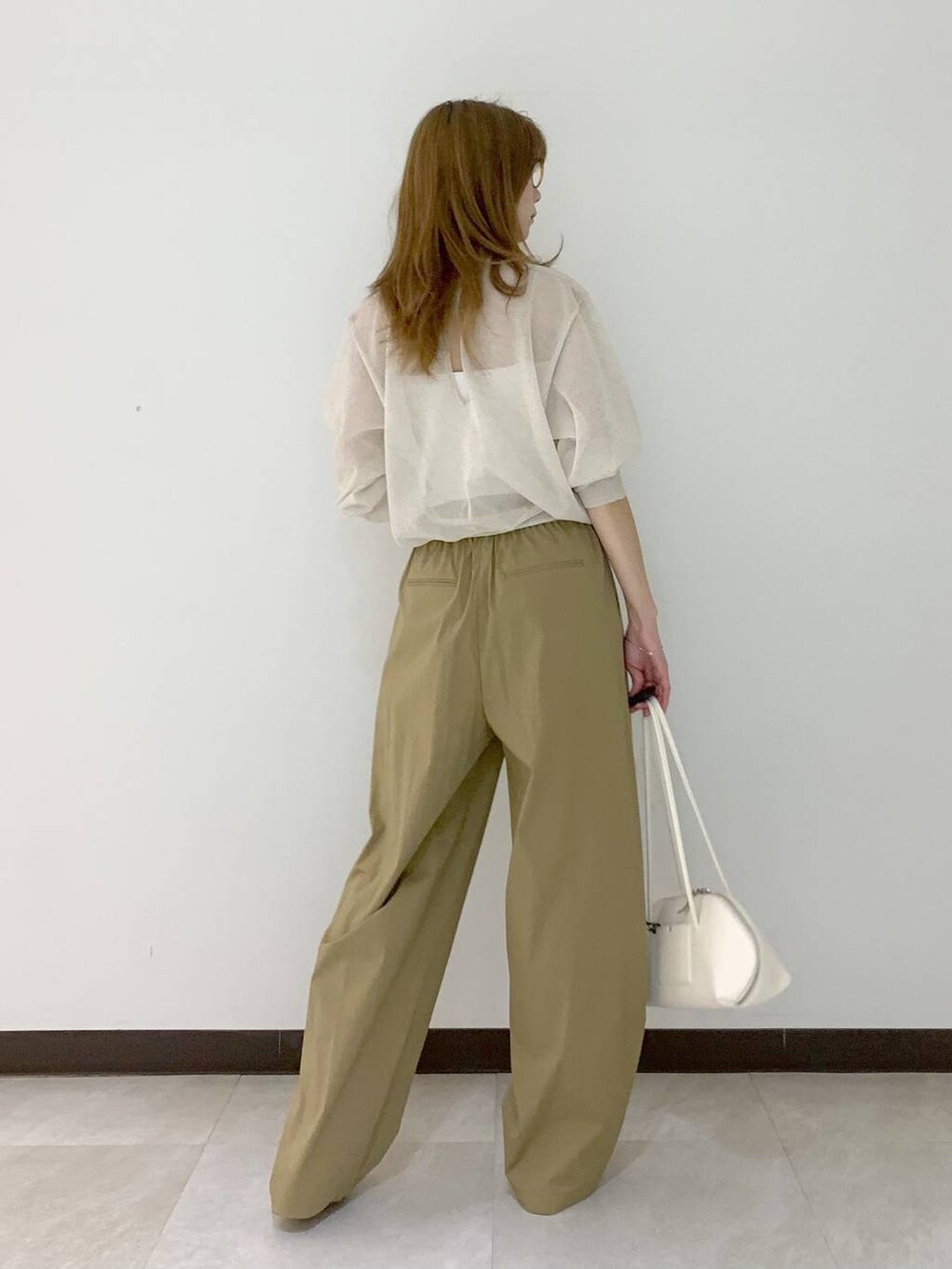 ホワイト系のTシャツ/カットソー、ホワイト系のキャミソール、ベージュ系のその他パンツを着用したレディースの夏コーディネートの4枚目の写真