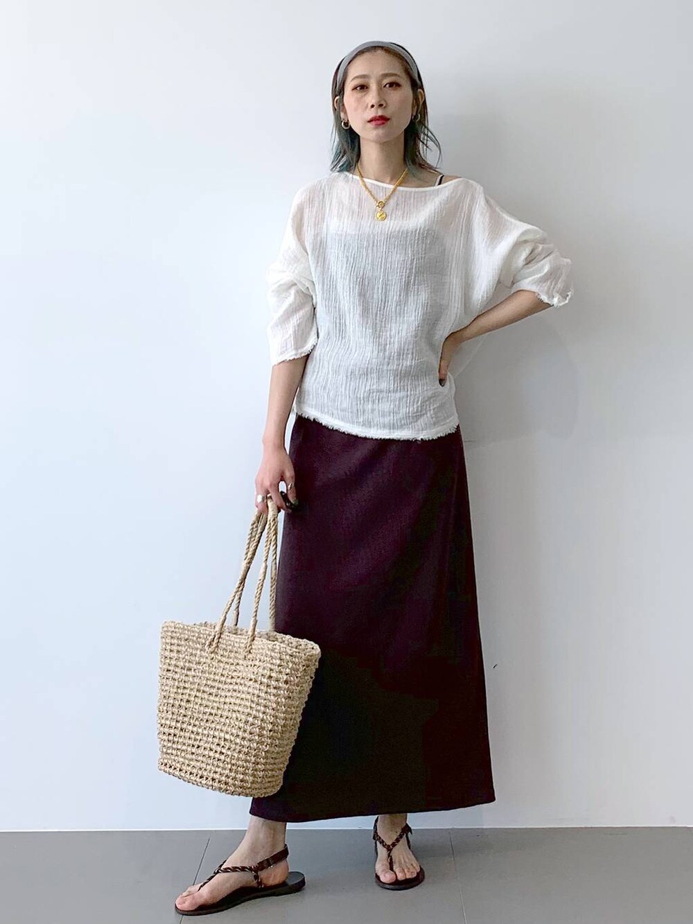 ベージュ系のかごバッグ、ブラウン系のサンダル、ブラウン系のワンピースを着用したレディースの夏コーディネートの7枚目の写真