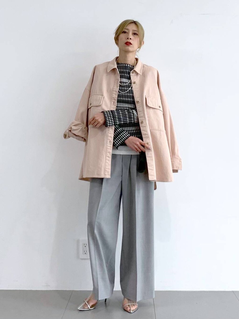 シルバー系のサンダル、ブラック系のTシャツ/カットソー、ホワイト系のタンクトップを着用したレディースの冬コーディネートの7枚目の写真