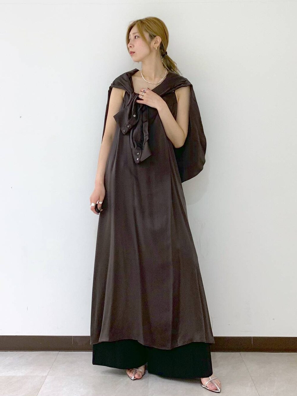 シルバー系のサンダル、ブラウン系のシャツ/ブラウス、ブラック系のその他パンツを着用したレディースの春コーディネートの8枚目の写真
