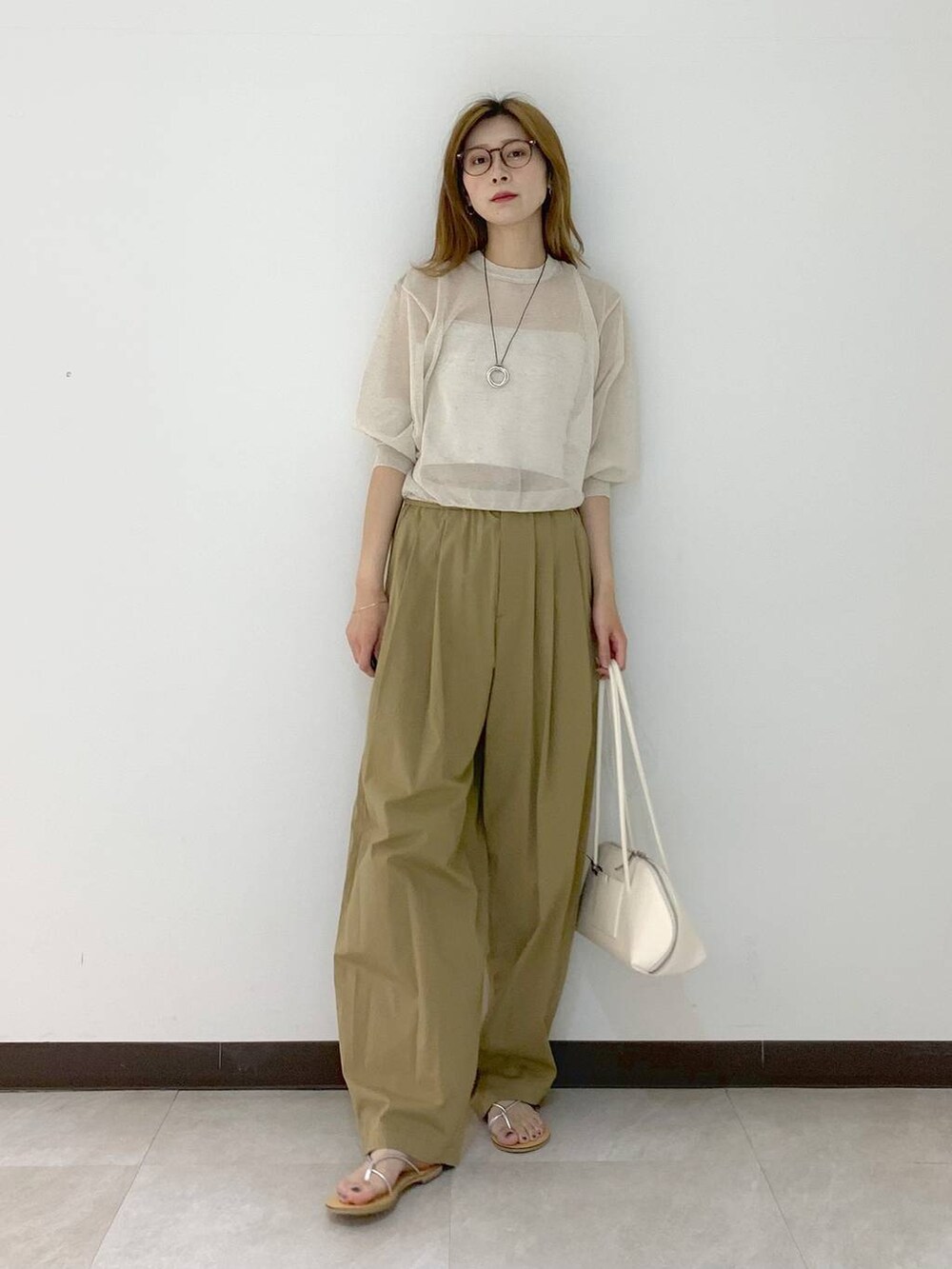ホワイト系のTシャツ/カットソー、ホワイト系のキャミソール、ベージュ系のその他パンツを着用したレディースの夏コーディネートの6枚目の写真