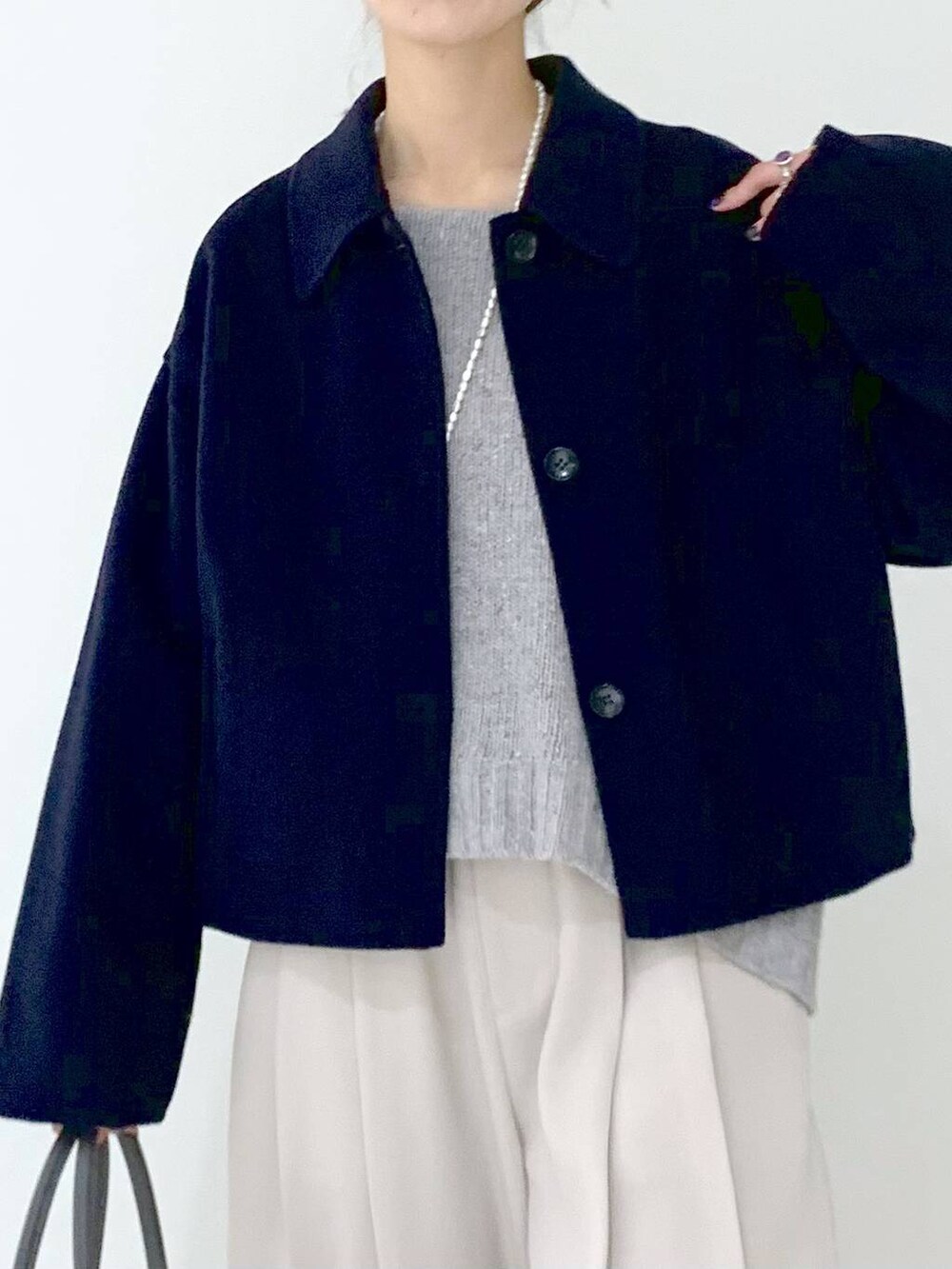 ブラック系のローファー、ベージュ系のその他パンツ、ベージュ系のニット/セーターを着用したレディースの冬コーディネートの7枚目の写真