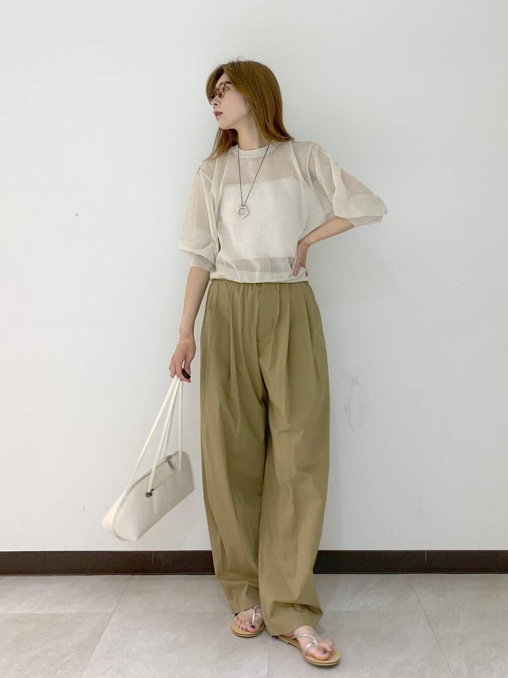ホワイト系のTシャツ/カットソー、ホワイト系のキャミソール、ベージュ系のその他パンツを着用したレディースの夏コーディネートの5枚目の写真
