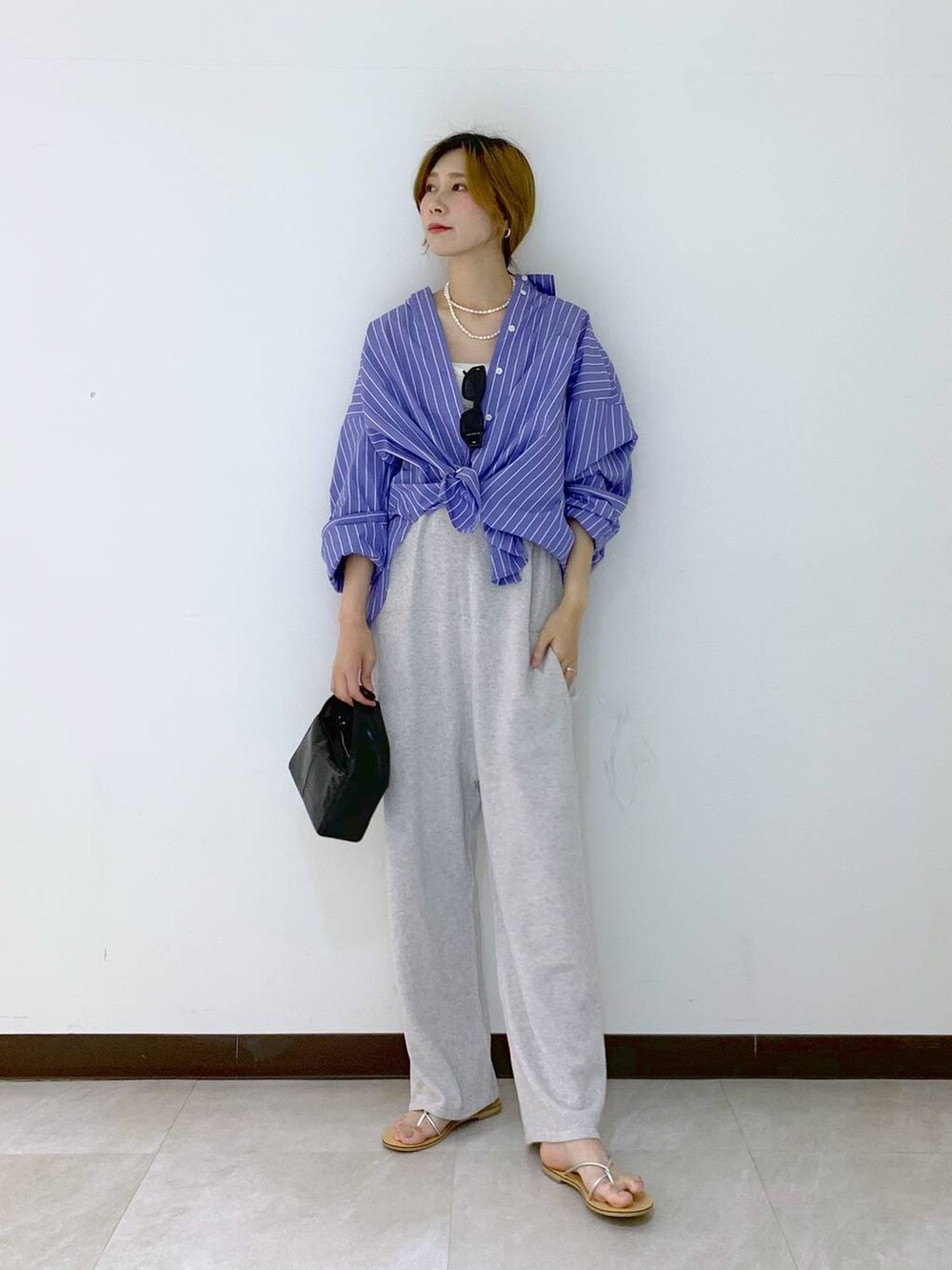 「高身長、体型カバー、着痩せ・細見え、デート/ロマンティック、女子会、ヘルシー、きれいめ、カジュアル、旅行、BABYLONE、おでかけ、シンプルコーデ、大人カジュアル、サンダル、シャツ」|「BABYLONEのニットオールインワン(つなぎ/オールインワン、グレー系)」を使った、ERIKA (BABYLONE)さん(レディース・166cm)の夏コーディネートの6枚目の写真