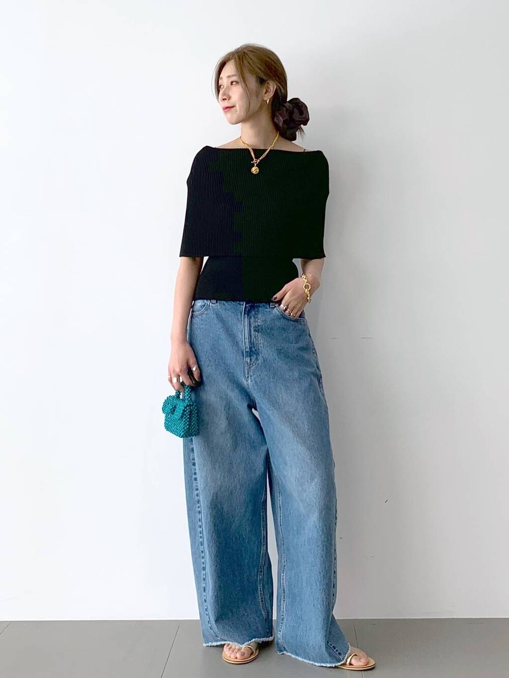 ベージュ系のサンダル、ブルー系のデニムパンツ、ブラック系のTシャツ/カットソーを着用したレディースの夏コーディネートの6枚目の写真