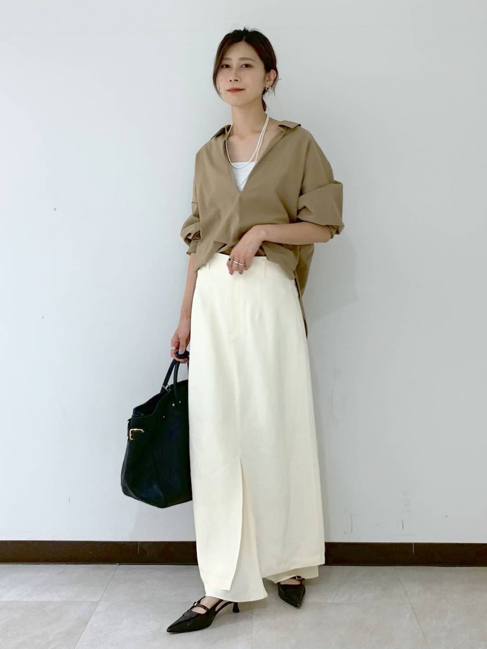 ホワイト系のキャミソール、ホワイト系のスカート、ホワイト系のその他パンツを着用したレディースの秋コーディネートの5枚目の写真