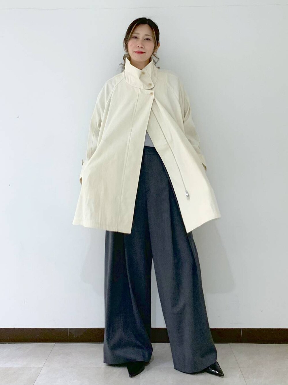 グレー系のその他パンツ、ホワイト系のその他アウター、グレー系のニット/セーターを着用したレディースの春コーディネートの5枚目の写真