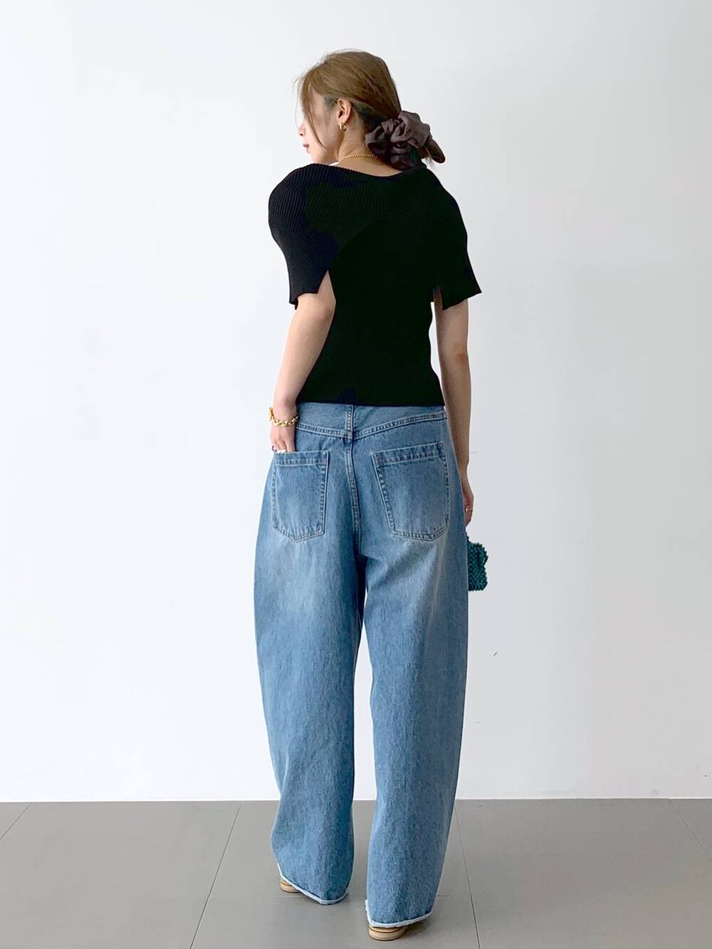 ベージュ系のサンダル、ブルー系のデニムパンツ、ブラック系のTシャツ/カットソーを着用したレディースの夏コーディネートの4枚目の写真