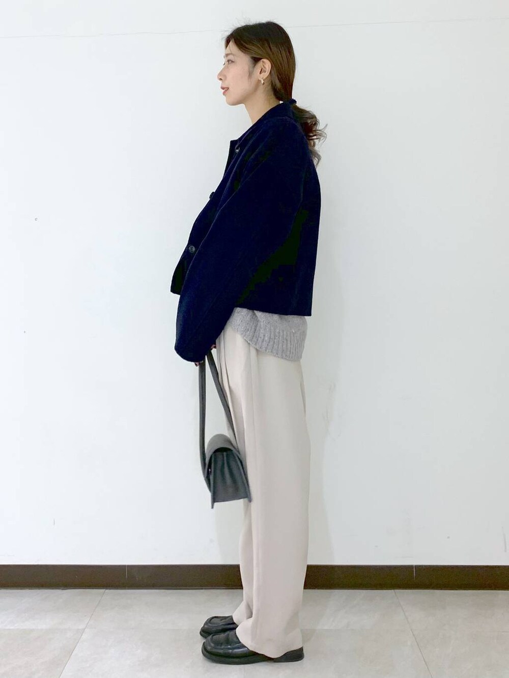 ブラック系のローファー、ベージュ系のその他パンツ、ベージュ系のニット/セーターを着用したレディースの冬コーディネートの3枚目の写真