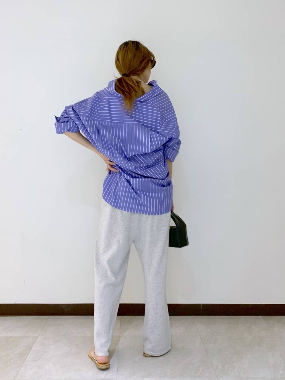 「高身長、体型カバー、着痩せ・細見え、デート/ロマンティック、女子会、ヘルシー、きれいめ、カジュアル、旅行、BABYLONE、おでかけ、シンプルコーデ、大人カジュアル、サンダル、シャツ」|「BABYLONEのニットオールインワン(つなぎ/オールインワン、グレー系)」を使った、ERIKA (BABYLONE)さん(レディース・166cm)の夏コーディネートの4枚目の写真