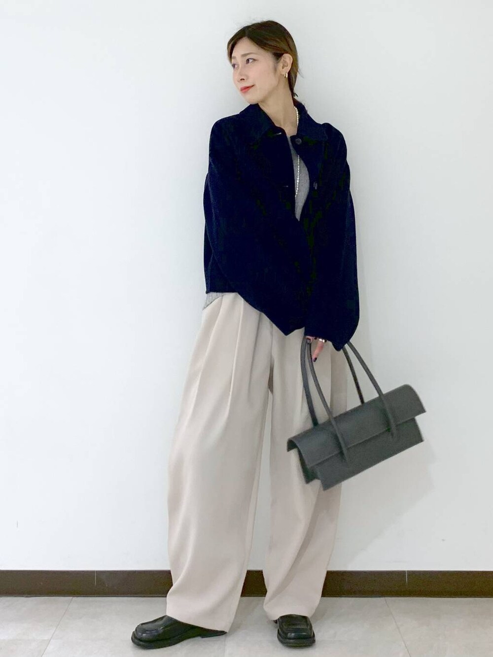 ブラック系のローファー、ベージュ系のその他パンツ、ベージュ系のニット/セーターを着用したレディースの冬コーディネートの5枚目の写真