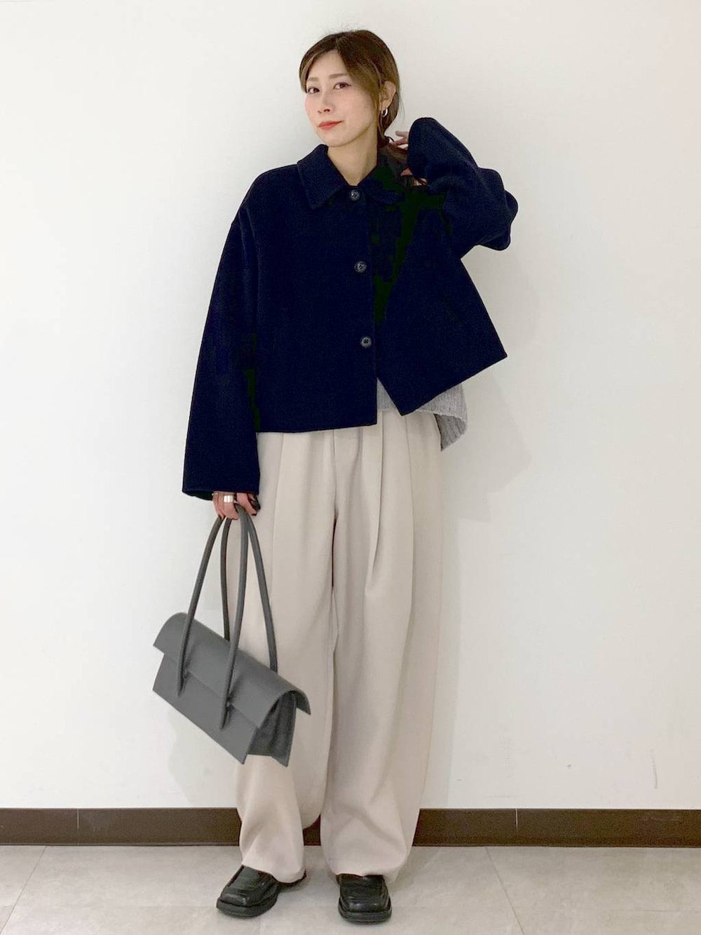 ブラック系のローファー、ベージュ系のその他パンツ、ベージュ系のニット/セーターを着用したレディースの冬コーディネートの6枚目の写真