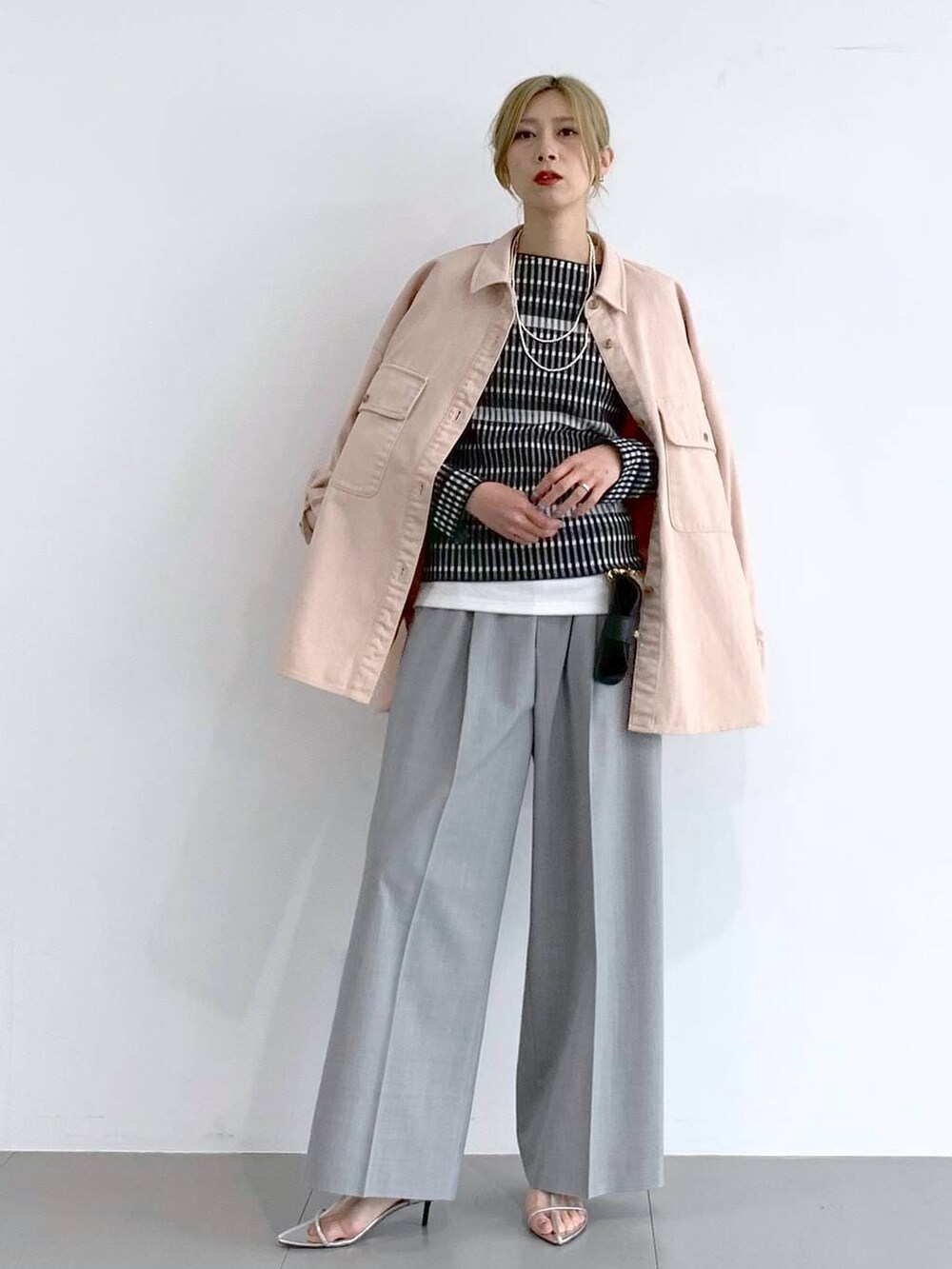 シルバー系のサンダル、ブラック系のTシャツ/カットソー、ホワイト系のタンクトップを着用したレディースの冬コーディネートの8枚目の写真