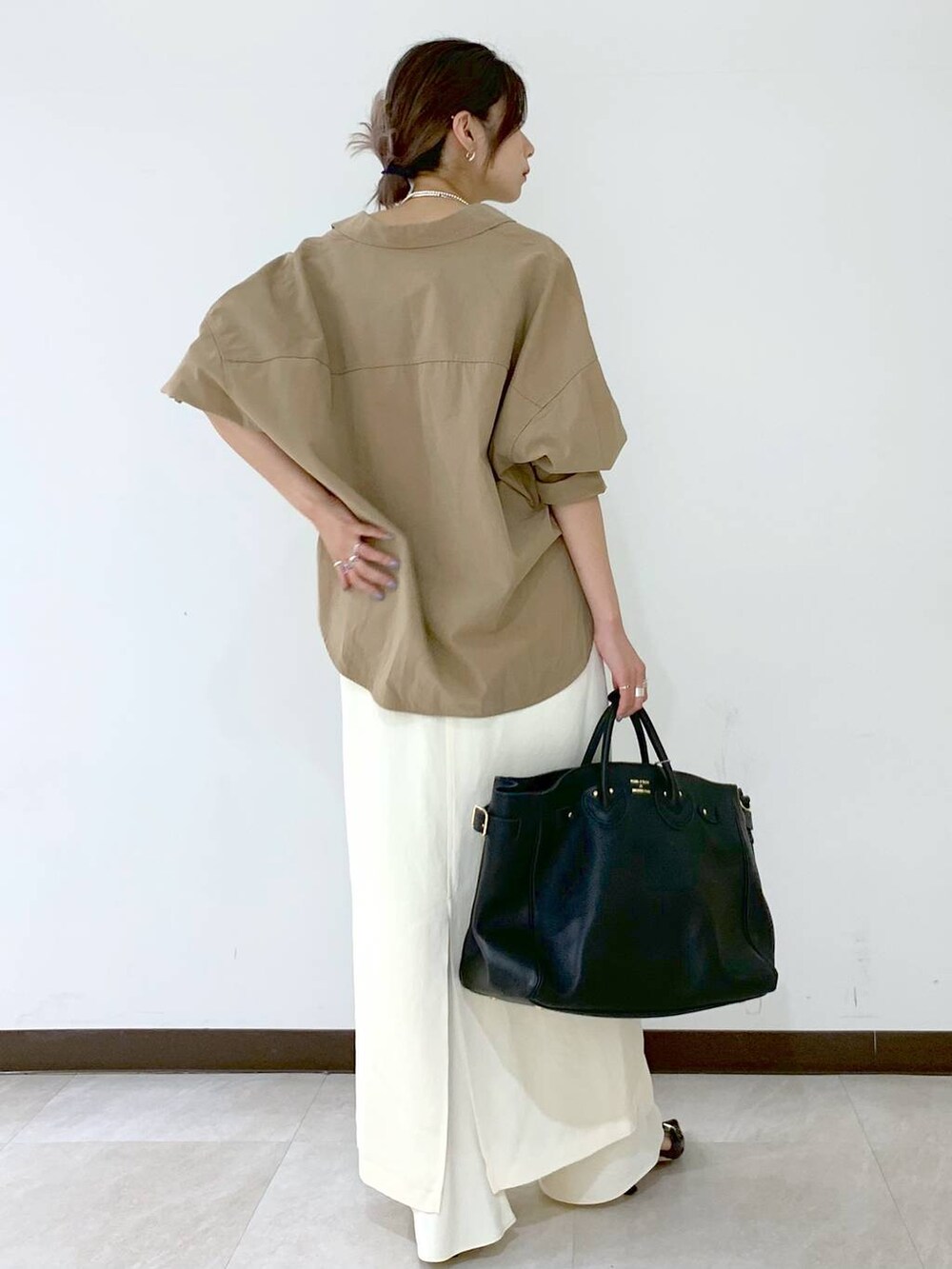 ホワイト系のキャミソール、ホワイト系のスカート、ホワイト系のその他パンツを着用したレディースの秋コーディネートの4枚目の写真