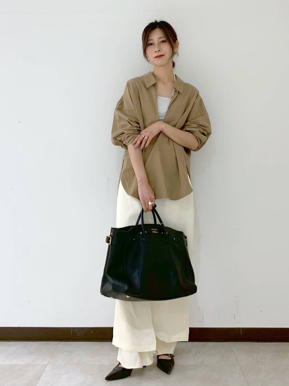 ホワイト系のキャミソール、ホワイト系のスカート、ホワイト系のその他パンツを着用したレディースの秋コーディネートの7枚目の写真