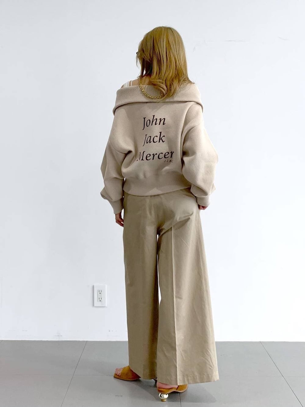 ベージュ系のチノパンツ、ベージュ系のスウェット、ブラウン系のネックレスを着用したレディースの冬コーディネートの7枚目の写真