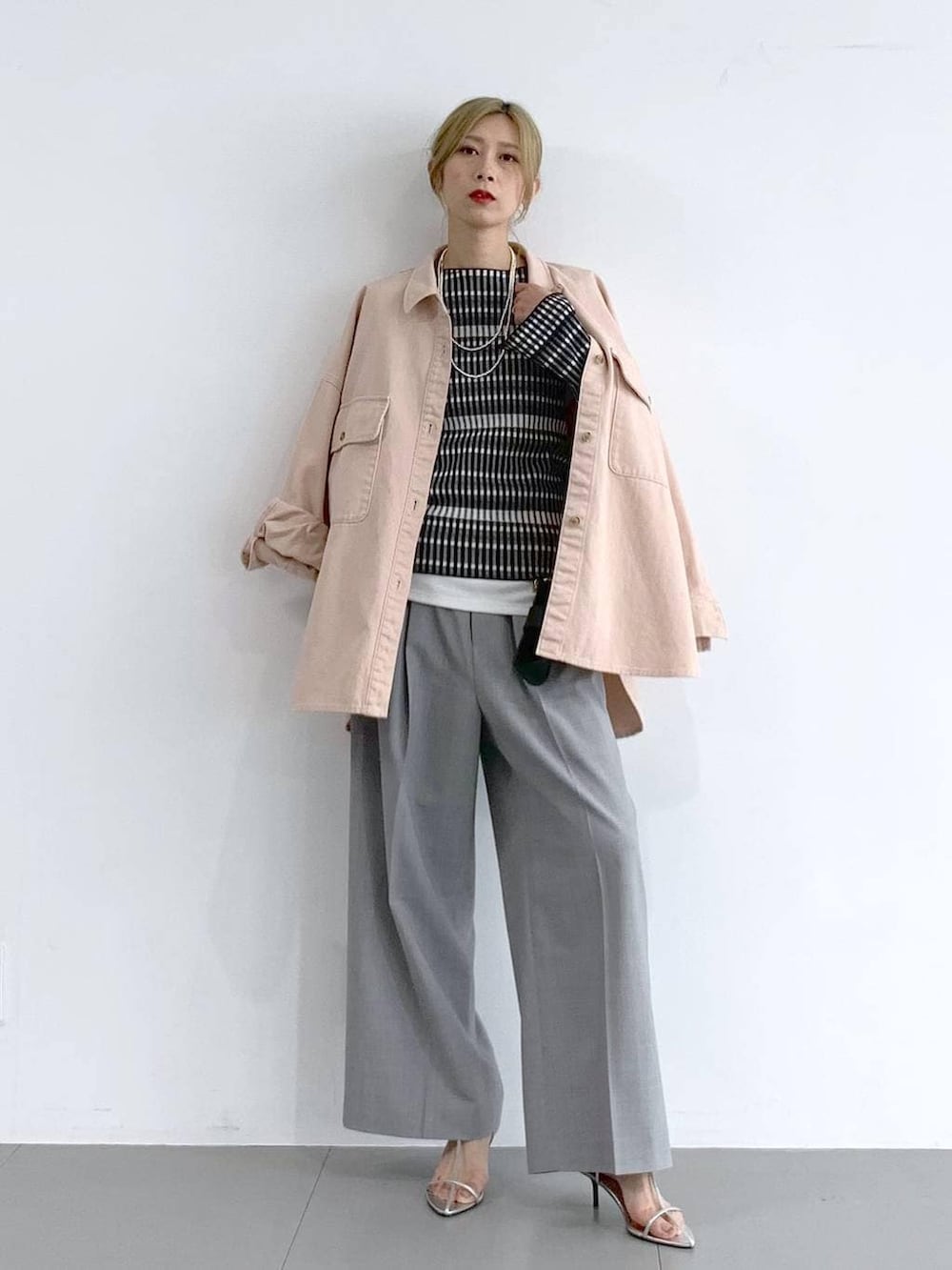 シルバー系のサンダル、ブラック系のTシャツ/カットソー、ホワイト系のタンクトップを着用したレディースの冬コーディネートの6枚目の写真