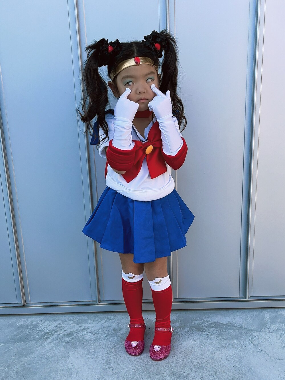 ピンク系のサンダルを着用したキッズの秋コーディネートの2枚目の写真