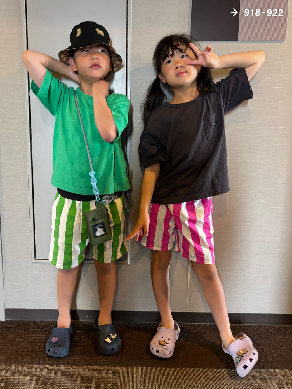 グリーン系のその他パンツ、ピンク系のその他パンツ、その他のシューケア用品を着用したキッズの夏コーディネートの2枚目の写真
