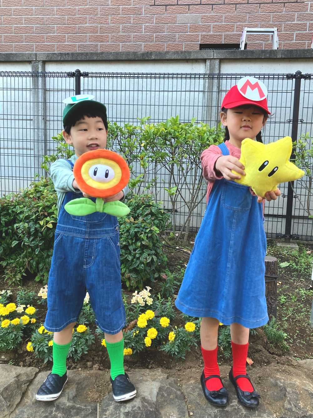 「WEARハロウィン2022、7歳、5歳、ハロウィンコーデ、姉弟、マリオ、ルイージ、任天堂、色違いコーデ、リンクコーデ、デニムサロペット、ヒゲ、フォトプロップス、コスプレ、あか&たく」｜「FRUIT OF THE LOOMの【78】【FRUIT OF THE LOOM】KIDS 果汁グミ LOW CAP（キャップ、レッド系）」を使った、あかねくん&たっくんさん（キッズ・110cm）の秋コーディネートの3枚目の写真