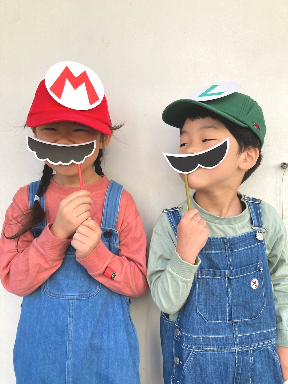 「WEARハロウィン2022、7歳、5歳、ハロウィンコーデ、姉弟、マリオ、ルイージ、任天堂、色違いコーデ、リンクコーデ、デニムサロペット、ヒゲ、フォトプロップス、コスプレ、あか&たく」｜「FRUIT OF THE LOOMの【78】【FRUIT OF THE LOOM】KIDS 果汁グミ LOW CAP（キャップ、レッド系）」を使った、あかねくん&たっくんさん（キッズ・110cm）の秋コーディネートの4枚目の写真