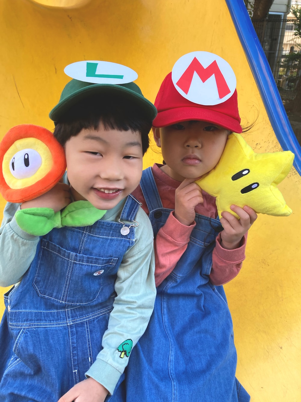 「WEARハロウィン2022、7歳、5歳、ハロウィンコーデ、姉弟、マリオ、ルイージ、任天堂、色違いコーデ、リンクコーデ、デニムサロペット、ヒゲ、フォトプロップス、コスプレ、あか&たく」｜「FRUIT OF THE LOOMの【78】【FRUIT OF THE LOOM】KIDS 果汁グミ LOW CAP（キャップ、レッド系）」を使った、あかねくん&たっくんさん（キッズ・110cm）の秋コーディネートの2枚目の写真