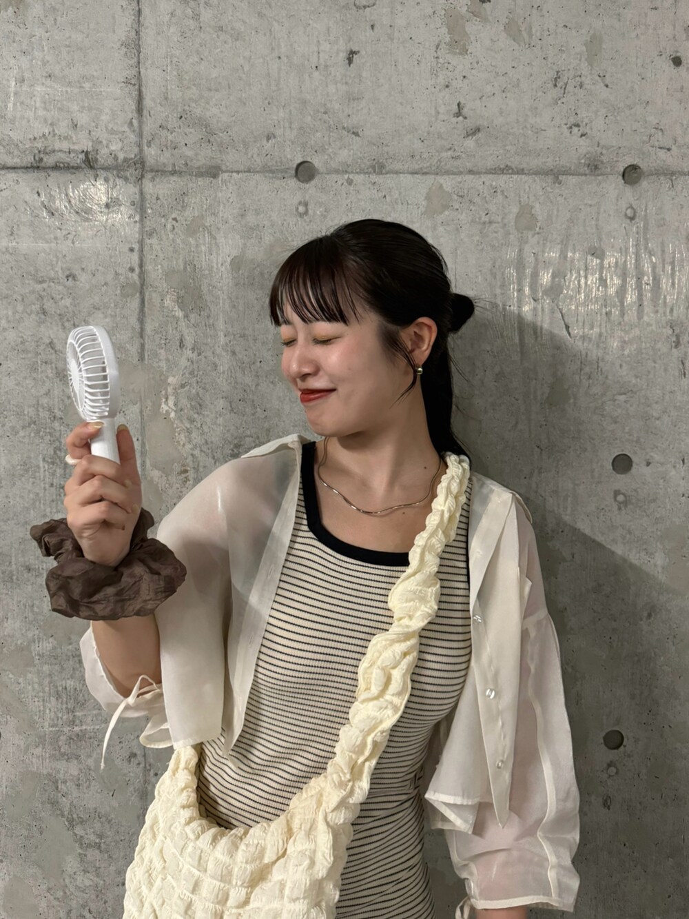 ホワイト系のワンピース、ホワイト系のシャツ/ブラウスを着用したレディースの夏コーディネートの2枚目の写真