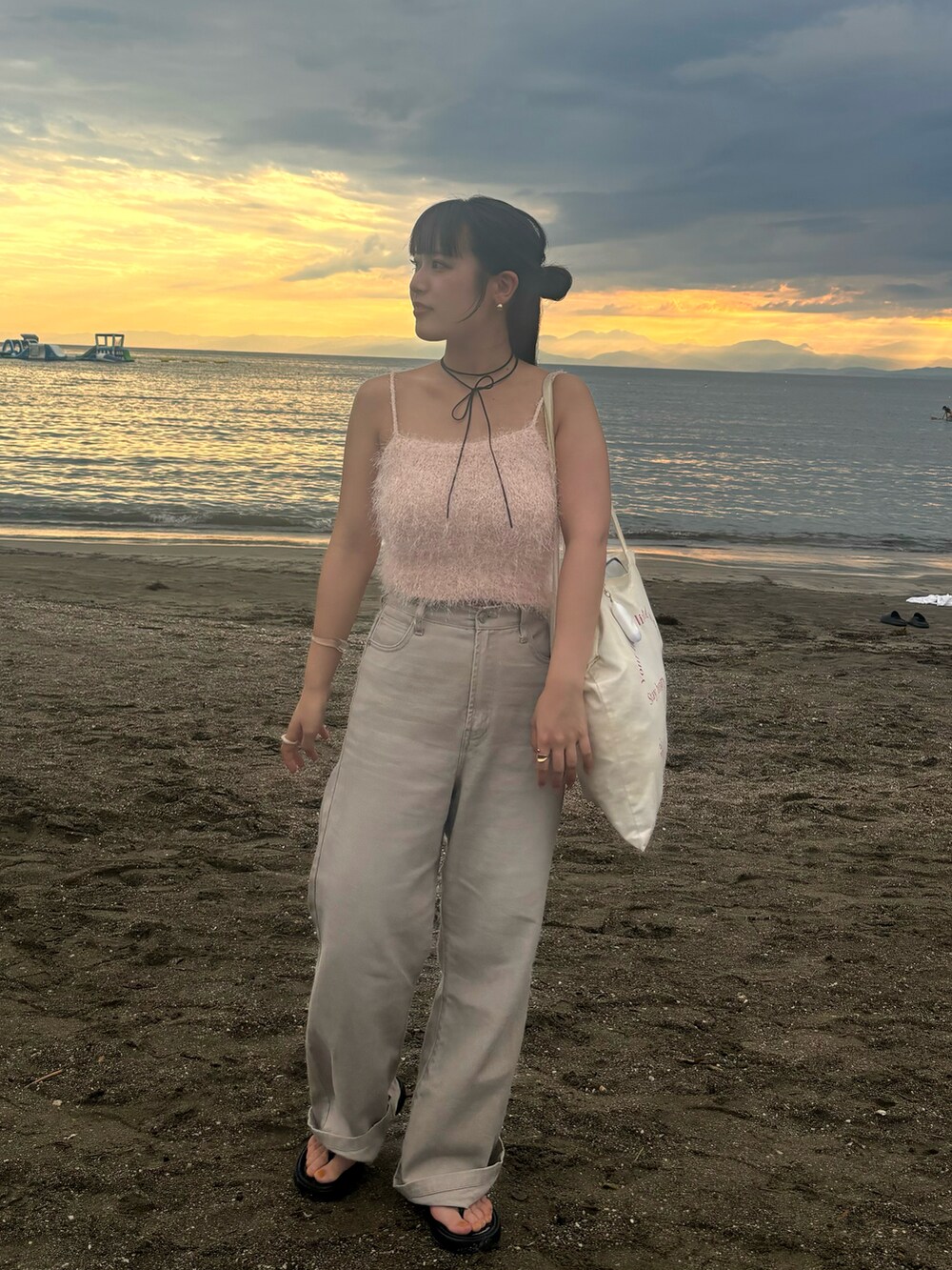 ピンク系のニット/セーターを着用したレディースの夏コーディネートの3枚目の写真