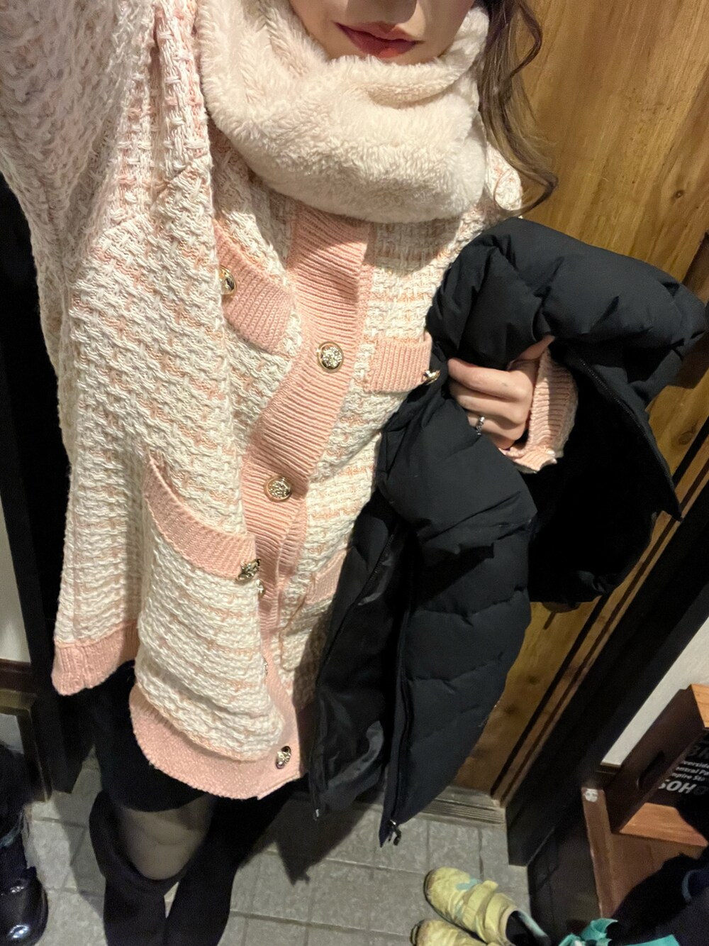 ピンク系のニット/セーターを着用したレディースの冬コーディネートの2枚目の写真