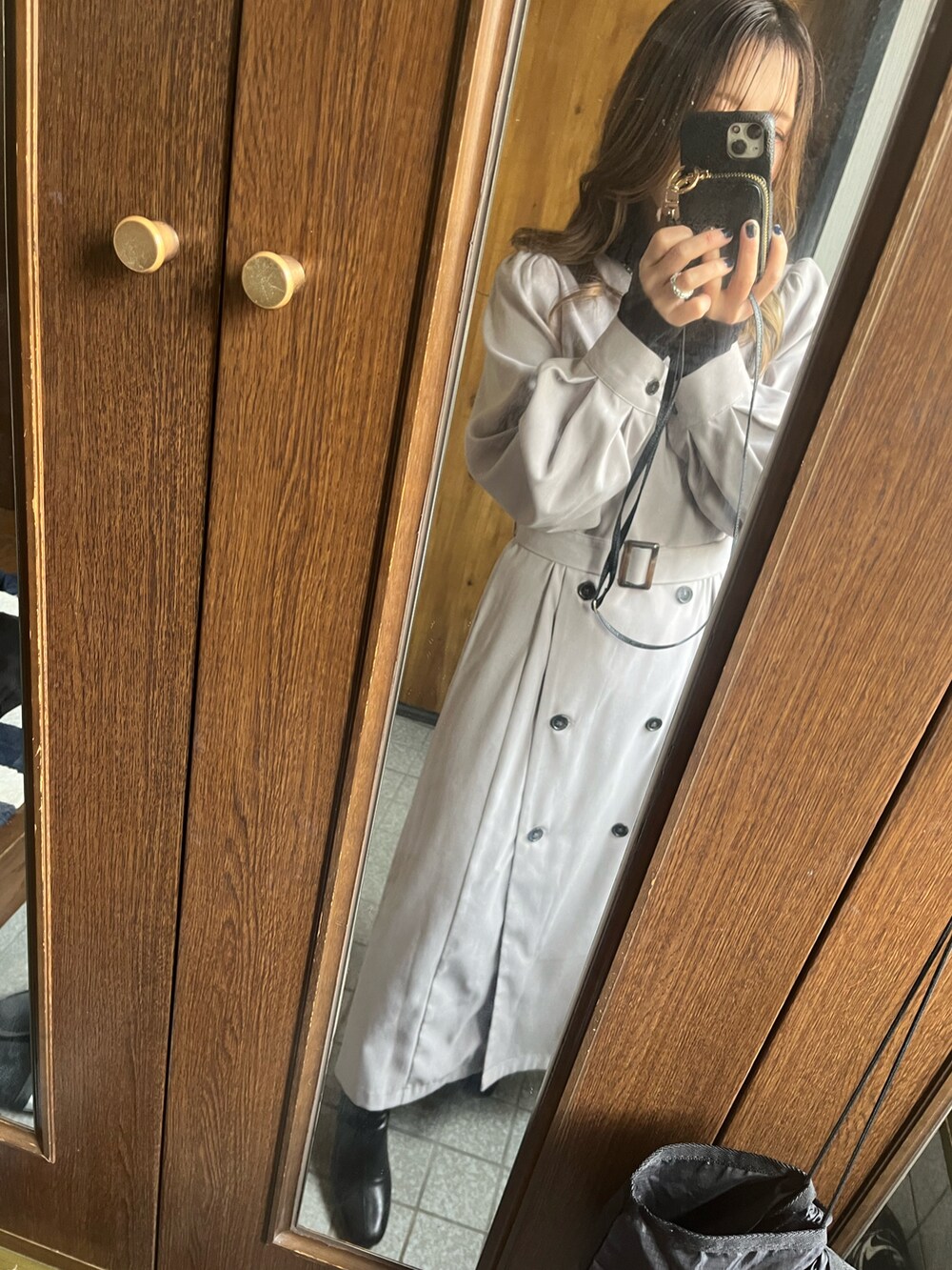 ブラック系のブーツを着用したレディースの冬コーディネートの2枚目の写真