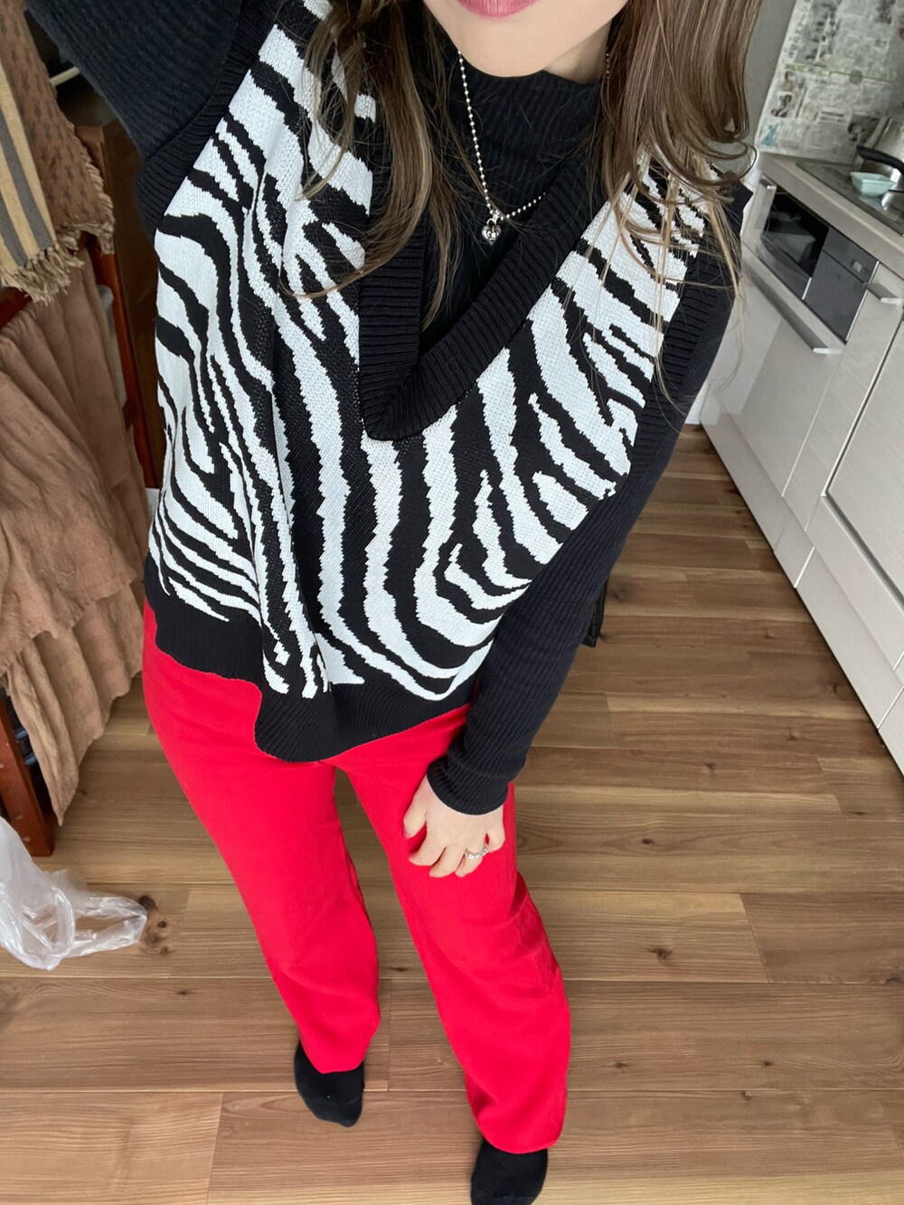 ホワイト系のその他アウターを着用したレディースの冬コーディネートの2枚目の写真