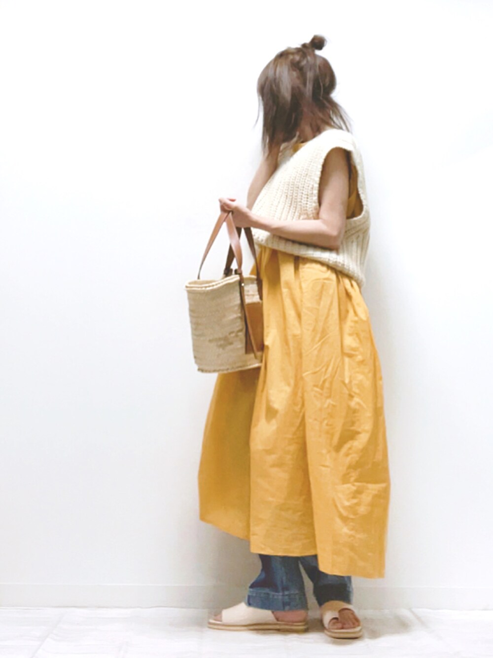 「ITEMS URBANRESEARCH、marryme、LOEWE、夏ワンピ、アーバンリサーチ、夏コーデ、ビタミンカラー、レイヤードスタイル、ママコーデ、ニットベスト、かごバッグ、PR、ゆるコーデ、オトナカジュアル、オトナ女子」｜「ITEMS URBANRESEARCHのギャザーワンピース（ワンピース、イエロー系）」を使った、norimamiさん（レディース・160cm）の春コーディネートの3枚目の写真