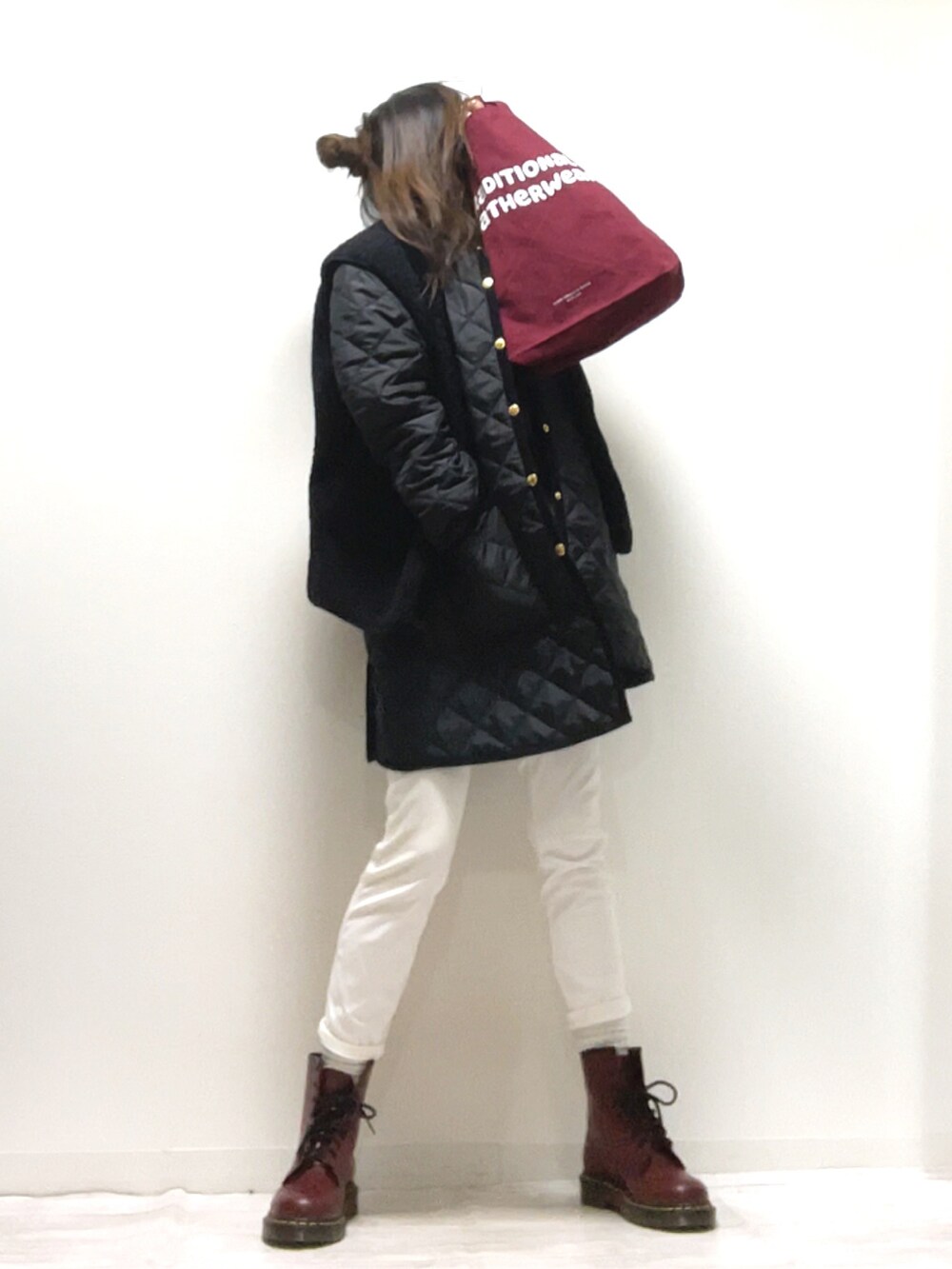 「Traditional Weatherwear、ECRIRE、トラディショナルウェザーウエア、TWW、エクリール、キルティング、キルティングジャケット、トートバッグ、ボアベスト、ベスト、大人カジュアル、レイヤードスタイル、冬コーデ、ゆるコーデ、ママコーデ」|「Traditional WeatherwearのARKLEY MIDDLE(その他アウター、ブラック系)」を使った、norimamiさん(レディース・160cm)の冬コーディネートの3枚目の写真