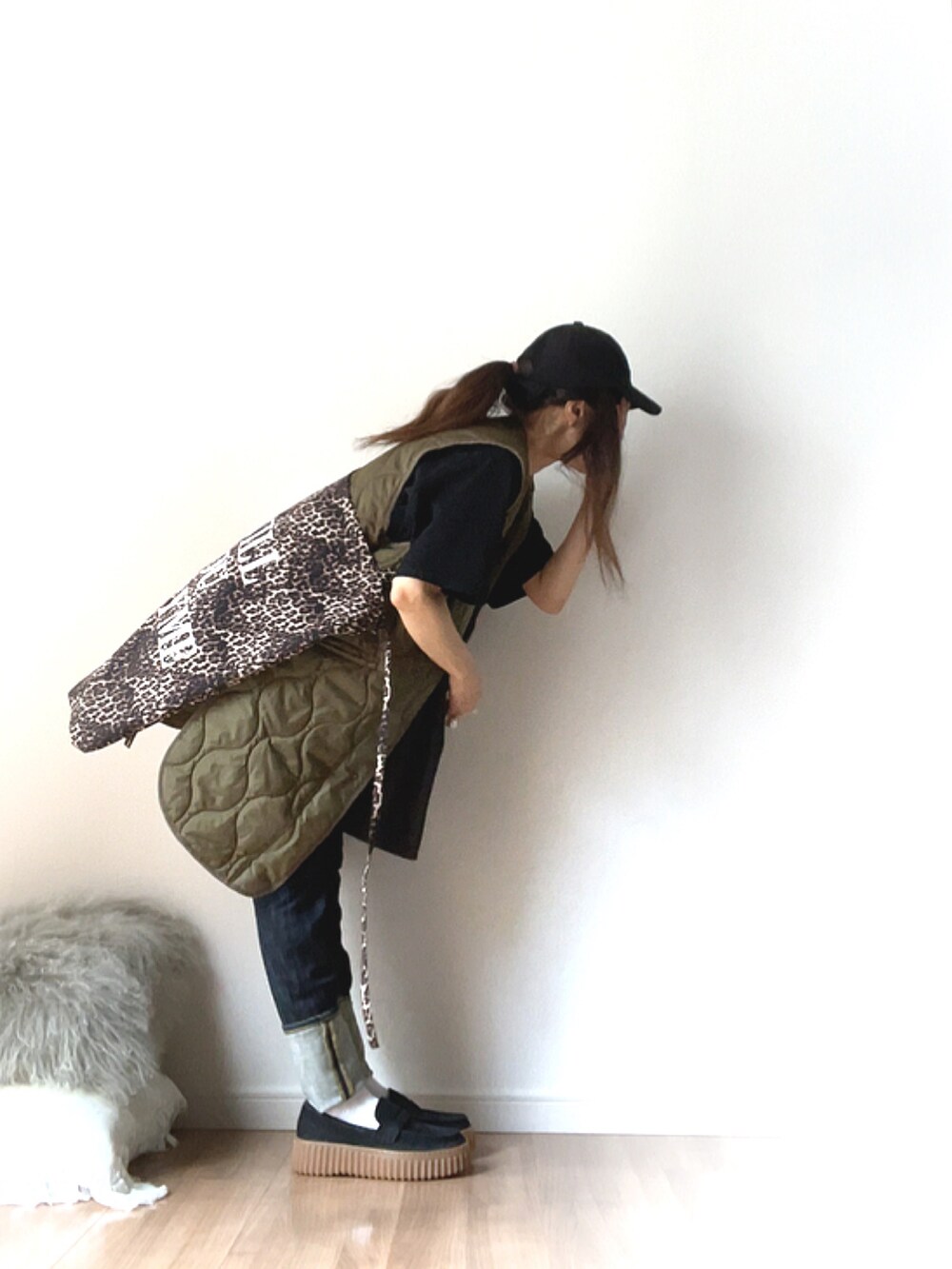 「marryme、clarks、クラークス、ローファー、Tシャツ、ロゴT、古着MIX、休日スタイル、PR、デニムパンツ、秋コーデ、キルティング、ビッグシルエット、アニマル柄、babylike」｜「MARRY MEの@marryme_officialから発売中🛒big shop bag🐆（トートバッグ、ブラウン系）」を使った、norimamiさん（レディース・160cm）の秋コーディネートの4枚目の写真