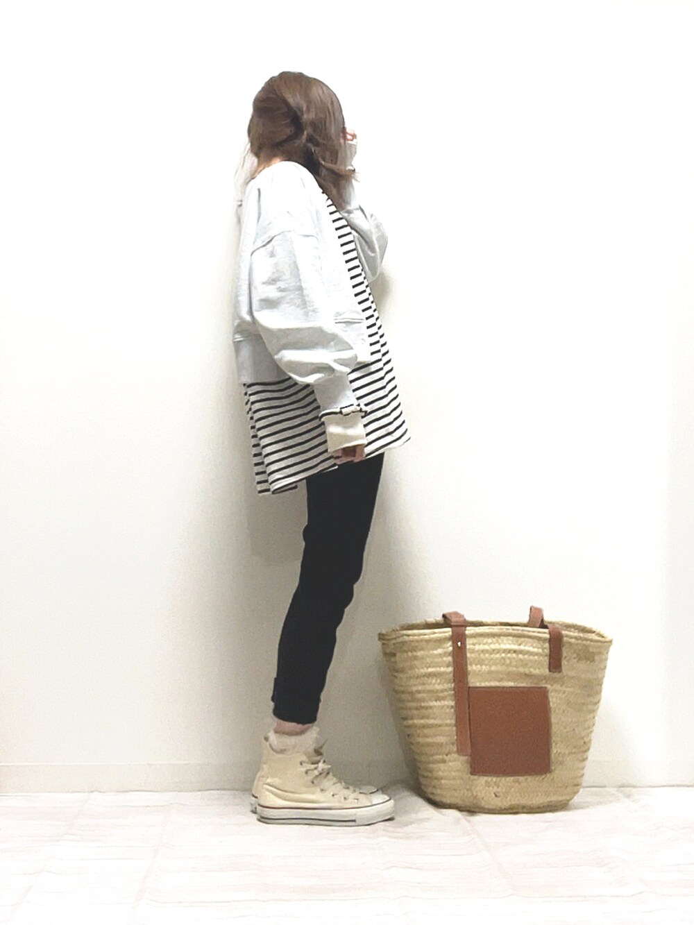 「ITEMS URBANRESEARCH、アイテムズアーバンリサーチ、URBAN RESEARCH、LOEWE、reca、ゆるコーデ、スウェット、カーディガン、ボーダー、カジュアル、オトナ女子、レイヤードスタイル、PR、かごバッグ、休日コーデ」|「ITEMS URBANRESEARCHの2WAYスウェット(スウェット、グレー系)」を使った、norimamiさん(レディース・160cm)の春コーディネートの2枚目の写真