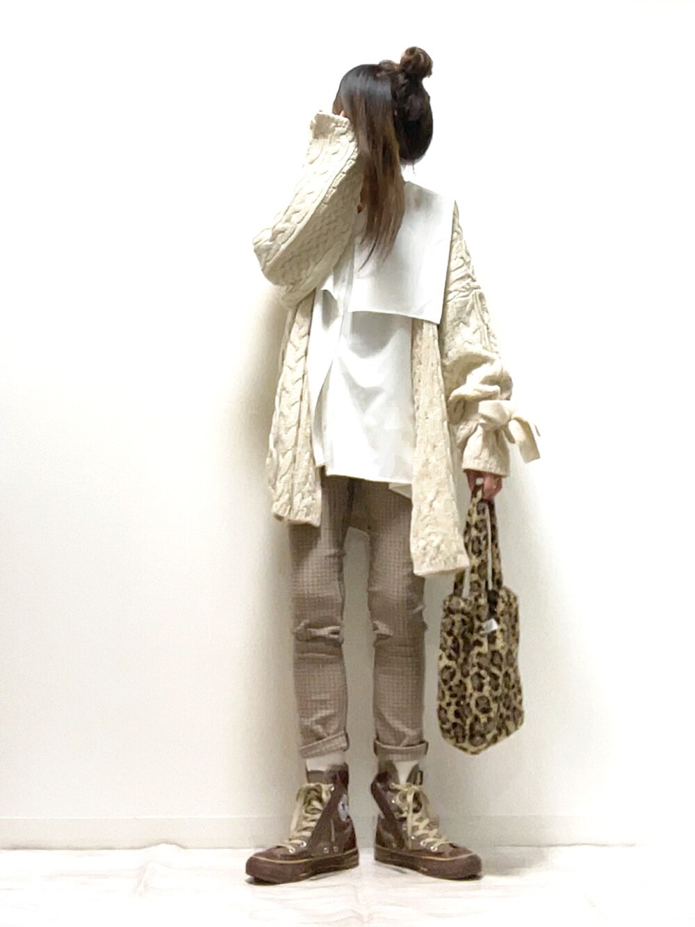 ホワイト系のカーディガン/ボレロ、ホワイト系のシャツ/ブラウス、ブラウン系のトートバッグを着用したレディースの秋コーディネートの2枚目の写真