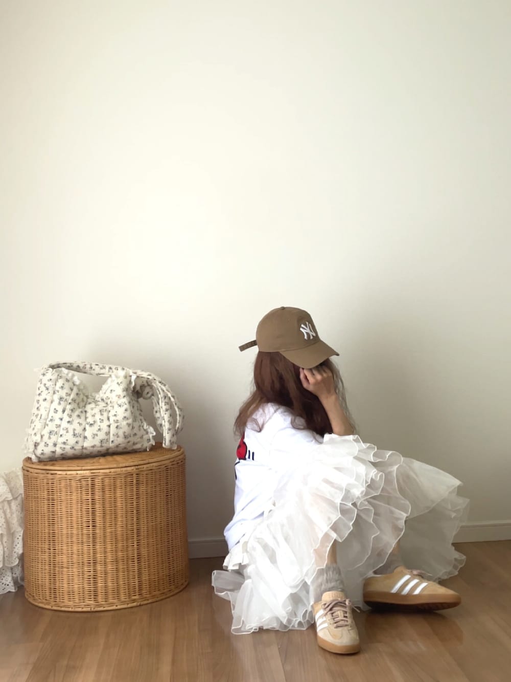 ホワイト系のTシャツ/カットソー、ベージュ系のキャップ、その他のラッピングキットを着用したレディースの夏コーディネートの3枚目の写真