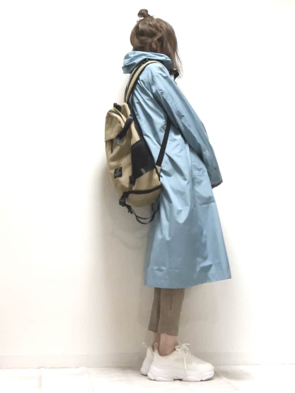 ベージュ系のバックパック/リュック、ホワイト系のスニーカー、ブラウン系のパンツを着用したレディースの春コーディネートの2枚目の写真