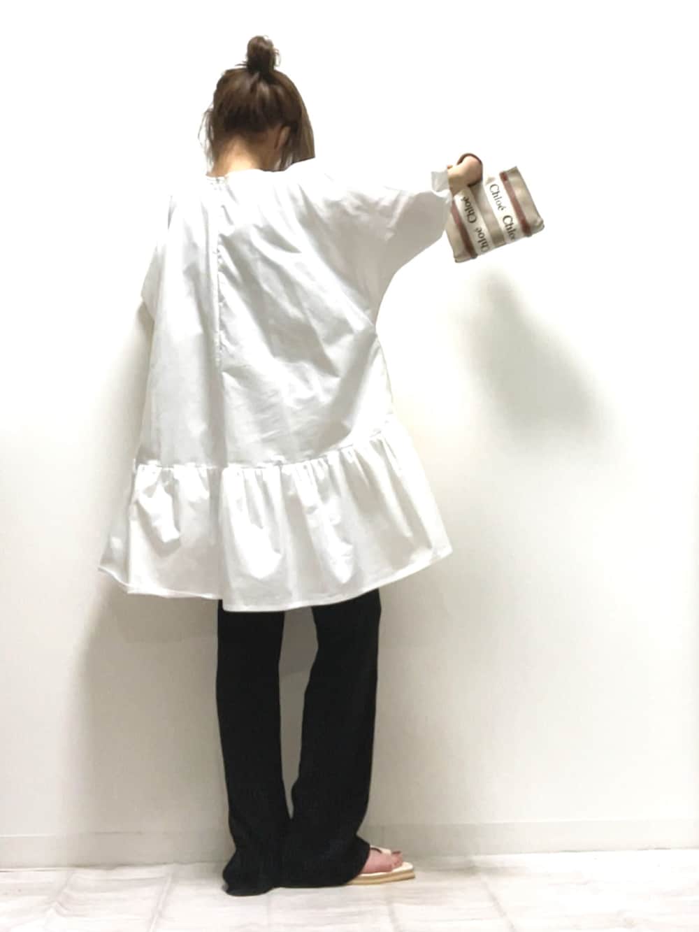「feepur、イージーパンツ、シンプルコーデ、大人カジュアル、ゆるコーデ、PR、オーバーサイズ、パンツスタイル、キレイめ、ワンピース、ボリューム袖、オトナ女子、プチプラ、ミニバッグ」｜「CLANEの【CLANE/クラネ】 PUFF MINI ONE PIECE/パフミニワンピース 12112-5382（ワンピース、ホワイト系）」を使った、norimamiさん（レディース・160cm）の夏コーディネートの3枚目の写真