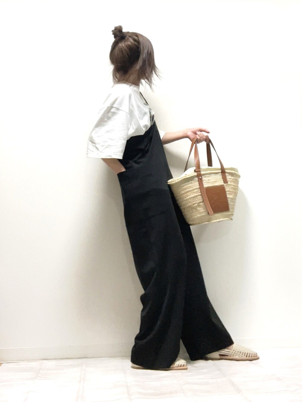 「fredyandgloster、フレディアンドグロスター、apretro、ごきげんウィーク、Tシャツ、プリントT、サロペット、春コーデ、ゆるコーデ、PR、モノトーンコーデ、かごバッグ、オトナ女子、休日コーデ、シンプル」｜「GLOSTERの【人気NO.1ヒットシリーズ】DOG&CAT 犬猫オーバーサイズTシャツ（Tシャツ/カットソー、ホワイト系）」を使った、norimamiさん（レディース・160cm）の春コーディネートの2枚目の写真