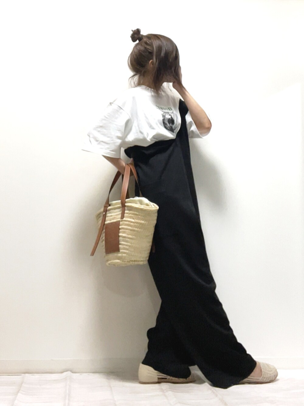 「fredyandgloster、フレディアンドグロスター、apretro、ごきげんウィーク、Tシャツ、プリントT、サロペット、春コーデ、ゆるコーデ、PR、モノトーンコーデ、かごバッグ、オトナ女子、休日コーデ、シンプル」｜「GLOSTERの【人気NO.1ヒットシリーズ】DOG&CAT 犬猫オーバーサイズTシャツ（Tシャツ/カットソー、ホワイト系）」を使った、norimamiさん（レディース・160cm）の春コーディネートの3枚目の写真