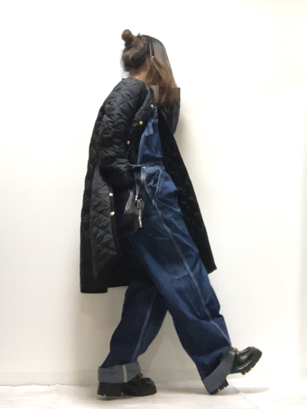 「Traditional Weatherwear、LEE、トラディショナルウェザーウエア、TWW、キルティング、ZARA、キルティングコート、サロペット、オーバーオール、ゆるコーデ、メンズライク、PR、大人カジュアル、休日スタイル」｜「Traditional WeatherwearのARKLEY LONG（その他アウター、ブラック系）」を使った、norimamiさん（レディース・160cm）の冬コーディネートの4枚目の写真