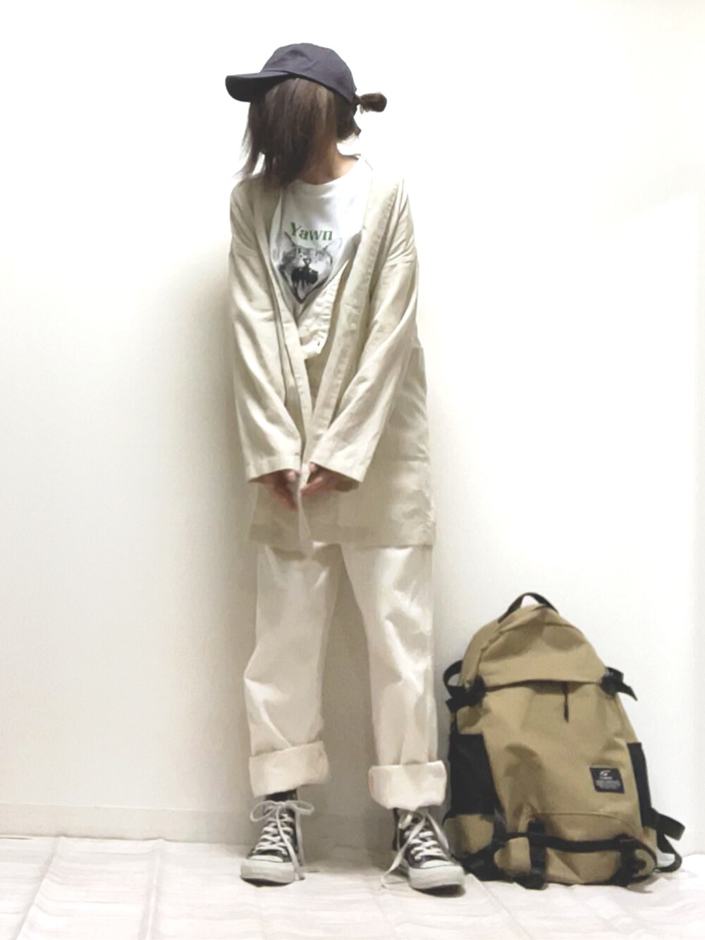 「SOMETHING、fredyandgloster、フレディアンドグロスター、URBANRESEARCHDOORS、FORK&SPOON WOMEN、オーバーオール、ガウン、Tシャツ、ごきげんウィーク、カジュアルコーデ、PR、ハイカットスニーカー、シンプルコーデ、ママコーデ、ゆるコーデ」|「GLOSTERの【人気NO.1ヒットシリーズ】DOG&CAT 犬猫オーバーサイズTシャツ(Tシャツ/カットソー、ホワイト系)」を使った、norimamiさん(レディース・160cm)の春コーディネートの2枚目の写真