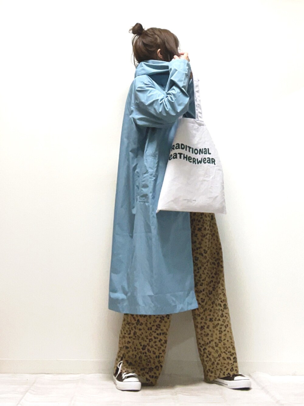 「Traditional Weatherwear、トラディショナルウェザーウエア、レインコート、トートバッグ、春アウター、レオパード、メンズライク、ゆるコーデ、オトナカジュアル、シンプルコーデ、雨の日コーデ、ママコーデ、PR、オトナ女子、春コーデ」|「Traditional WeatherwearのPENRITH RAIN PACKABLE / パッカブルレインコート(レインコート/ポンチョ、ブルー系)」を使った、norimamiさん(レディース・160cm)の春コーディネートの2枚目の写真