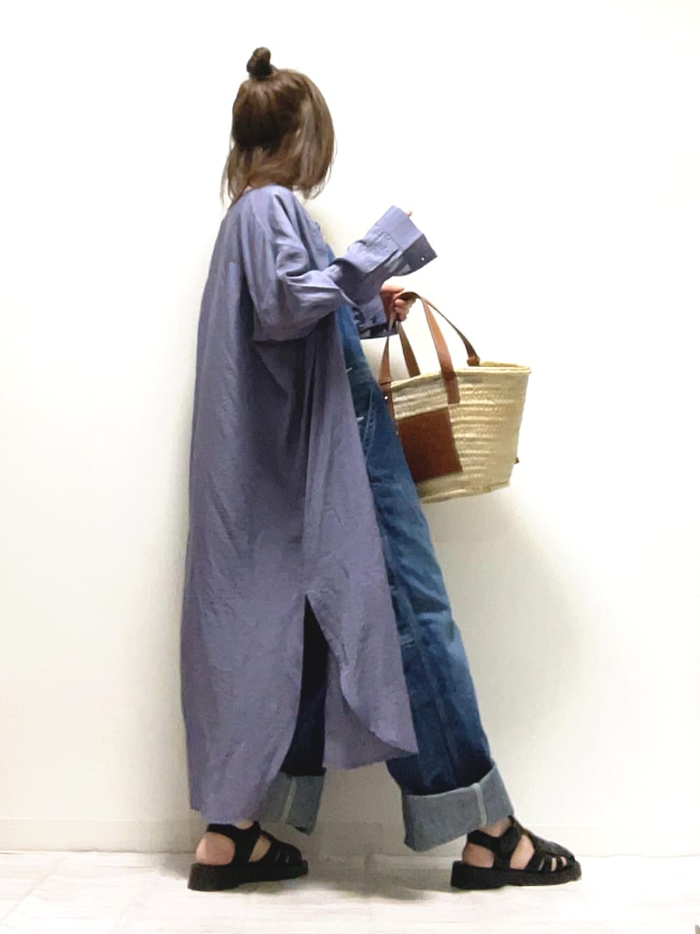 「ITEMS URBANRESEARCH、アイテムズアーバンリサーチ、URBAN RESEARCH、asknowasplus、LOEWE、シャツワンピ、ワンピース、オーバーオール、ゆるコーデ、ママコーデ、PR、大人カジュアル、メンズライク、グルカサンダル、かごバッグ」|「ITEMS URBANRESEARCHのノーカラーロングシャツワンピース(シャツワンピース、パープル系)」を使った、norimamiさん(レディース・160cm)の春コーディネートの2枚目の写真