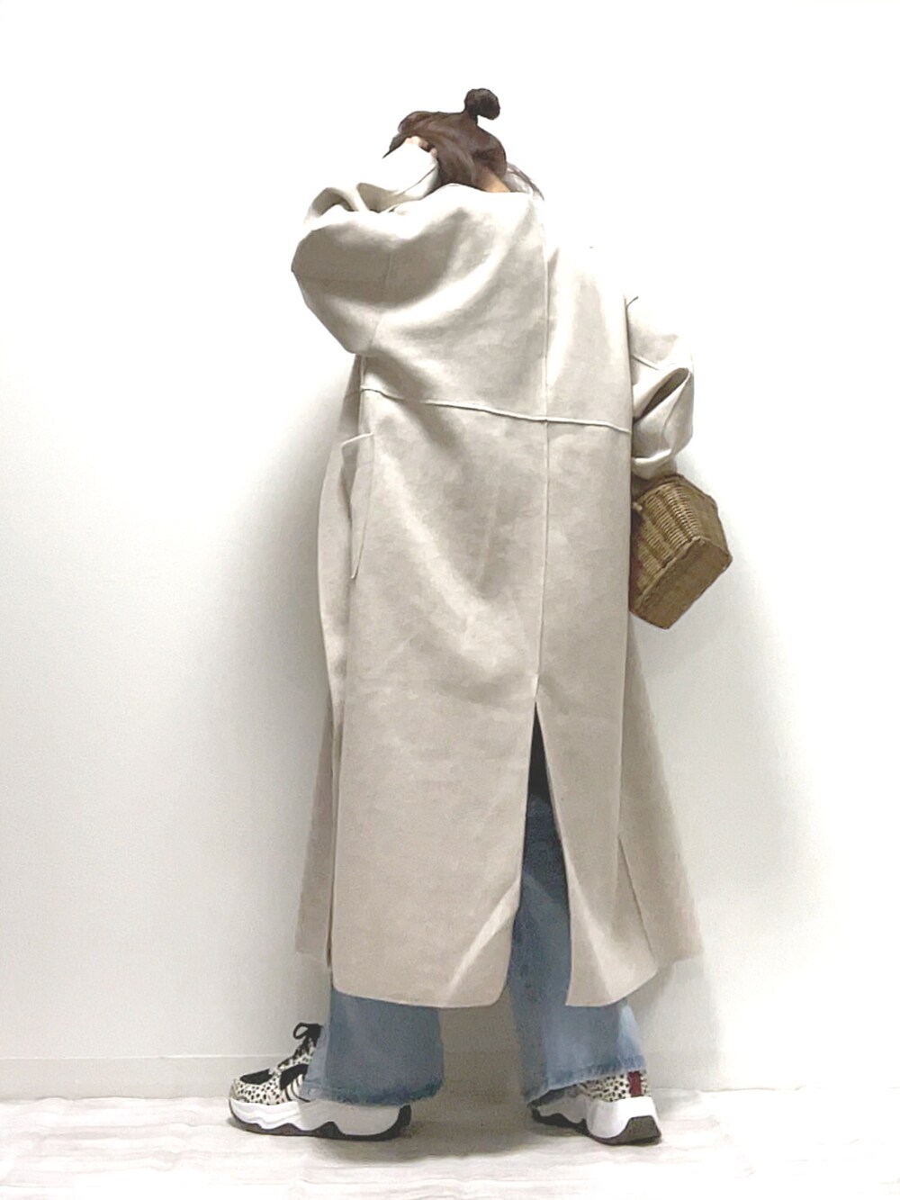 「ビッグシルエット、オーバーサイズ、ロングコート、デニムパンツ、アニマル柄、きれいめカジュアル、シンプルコーデ、ママコーデ、ゆるコーデ、PR、秋冬コーデ、ダッドスニーカー、apretro、Ciena、Lucida」|「CIENAのノーカラーリバーシブルロングコート(ノーカラーコート、ベージュ系)」を使った、norimamiさん(レディース・160cm)の秋コーディネートの2枚目の写真