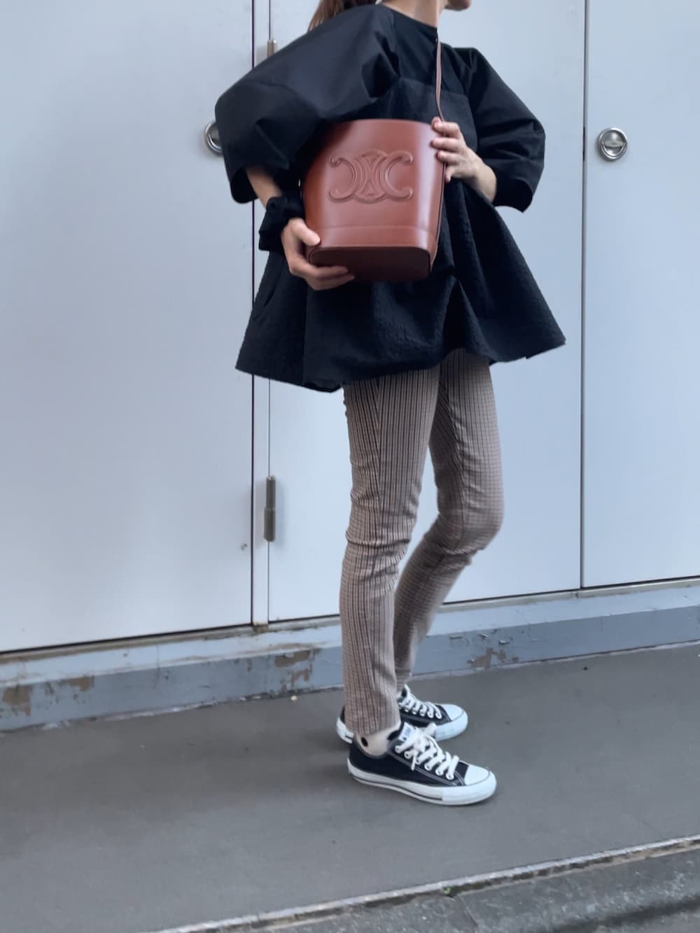 「marryme、apretro、ZARA、converse、キャミソール、プルオーバー、秋服まるっと大公開、秋コーデ、休日スタイル、PR、カジュアルコーデ、ゆるコーデ、オトナ女子、セリーヌ、パンツスタイル」｜「ap retroのボリュームスリーブデザインプルオーバー（シャツ/ブラウス、ブラック系）」を使った、norimamiさん（レディース・160cm）の秋コーディネートの3枚目の写真